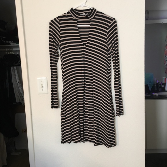 Socialite dress, keyhole, mockneck, POCKETS! - Picture 1 of 1